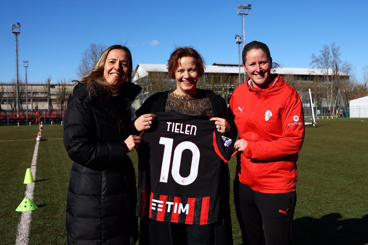 Suzie_B_3's tweet photo. Wat een eer om de staatssecretaris Jeugd, Preventie en Sport @JudithTielenVVD te mogen ontmoeten op het sportcomplex van AC Milan.
Tijdens het bezoek een inspirerend gesprek over de Olympische Spelen, vrouwenvoetbal en vrouwen in de sport 💬⚽
#ACMilan #inspiratie #eer https://t.co/DWUdXHYG8J