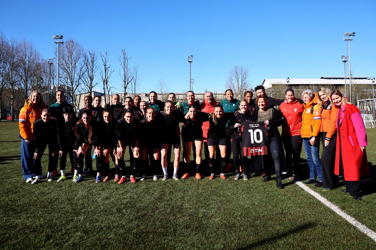 Suzie_B_3's tweet photo. Wat een eer om de staatssecretaris Jeugd, Preventie en Sport @JudithTielenVVD te mogen ontmoeten op het sportcomplex van AC Milan.
Tijdens het bezoek een inspirerend gesprek over de Olympische Spelen, vrouwenvoetbal en vrouwen in de sport 💬⚽
#ACMilan #inspiratie #eer https://t.co/DWUdXHYG8J
