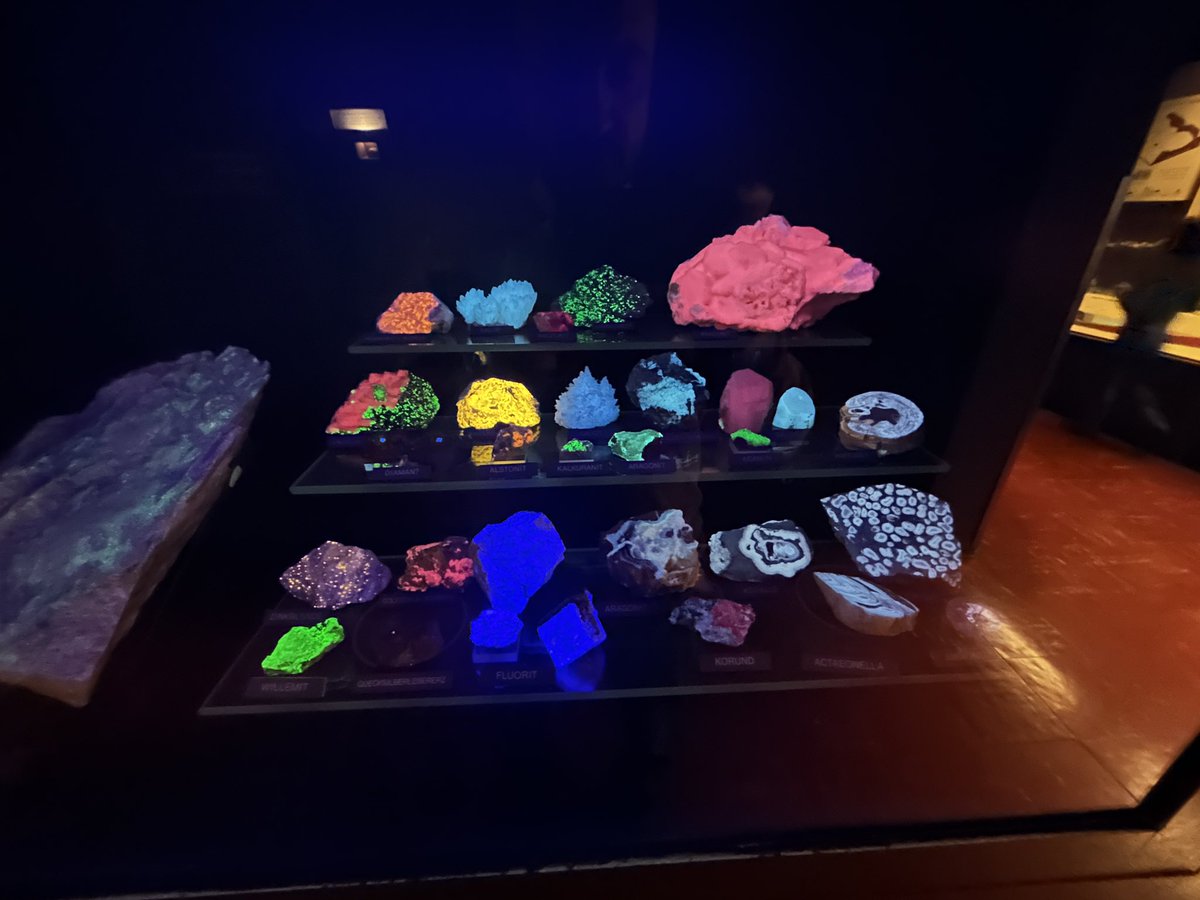 هذه احجار مضيئة صورتلكم ياها من متحف الطبيعة ب سالزبورغ بالنمسا
اللي بيكتب سبحان الله بدي اعمله بلوك