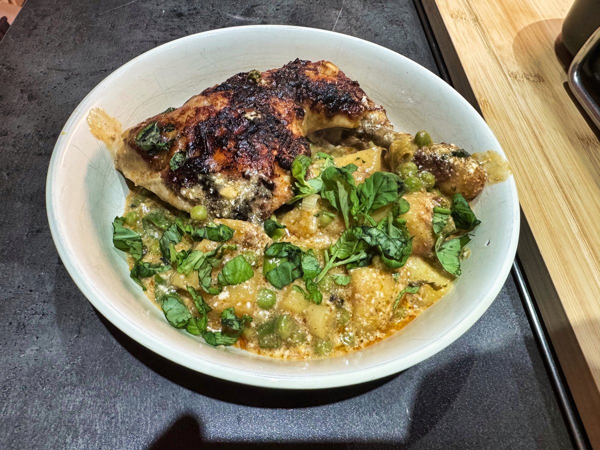 Andreas_SQL's tweet image. Huhn, grob an Thai-Curry orientiert.
Huhn, Kartoffel, Erbse, Frühlingszwiebel, rote Currypaste, Kokosmilch. Erstaunlich gut.

#erkochtschonwieder