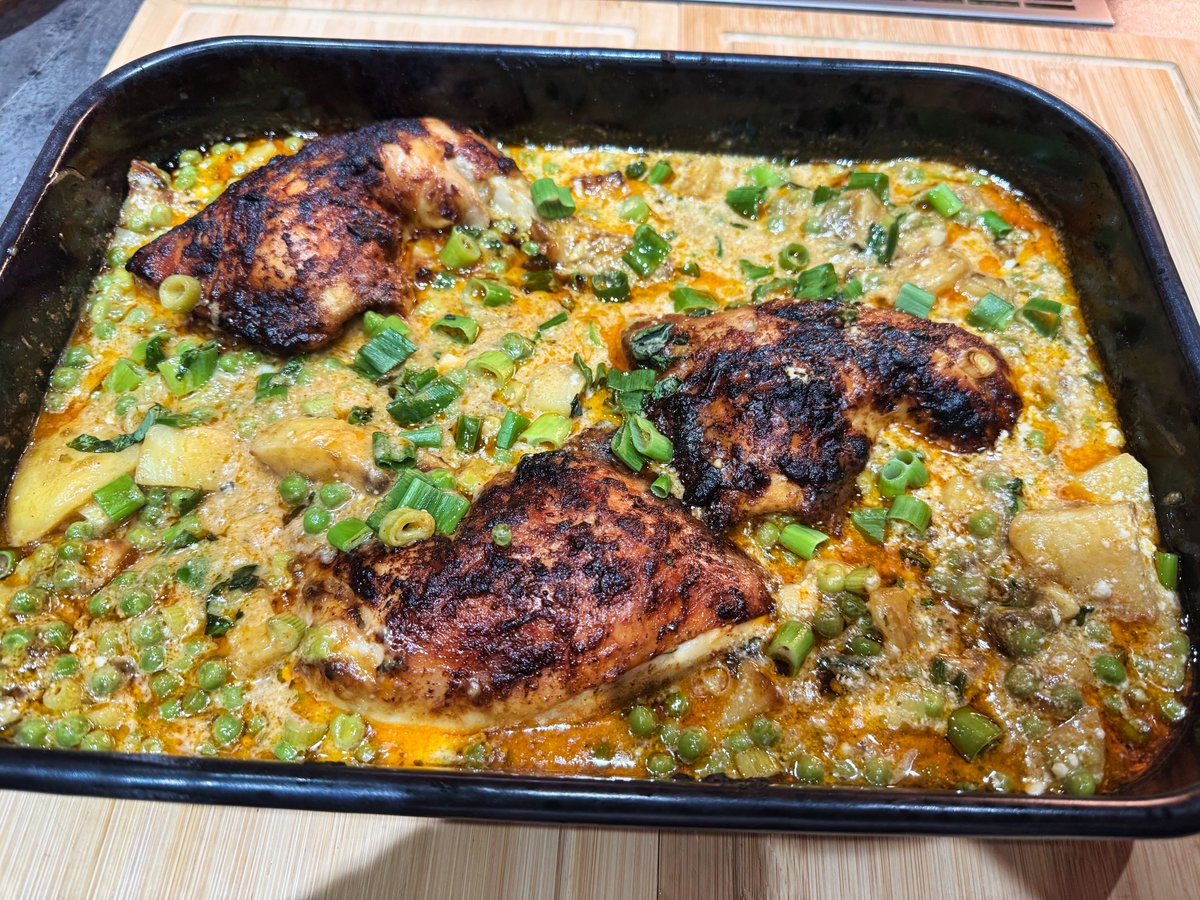 Andreas_SQL's tweet image. Huhn, grob an Thai-Curry orientiert.
Huhn, Kartoffel, Erbse, Frühlingszwiebel, rote Currypaste, Kokosmilch. Erstaunlich gut.

#erkochtschonwieder