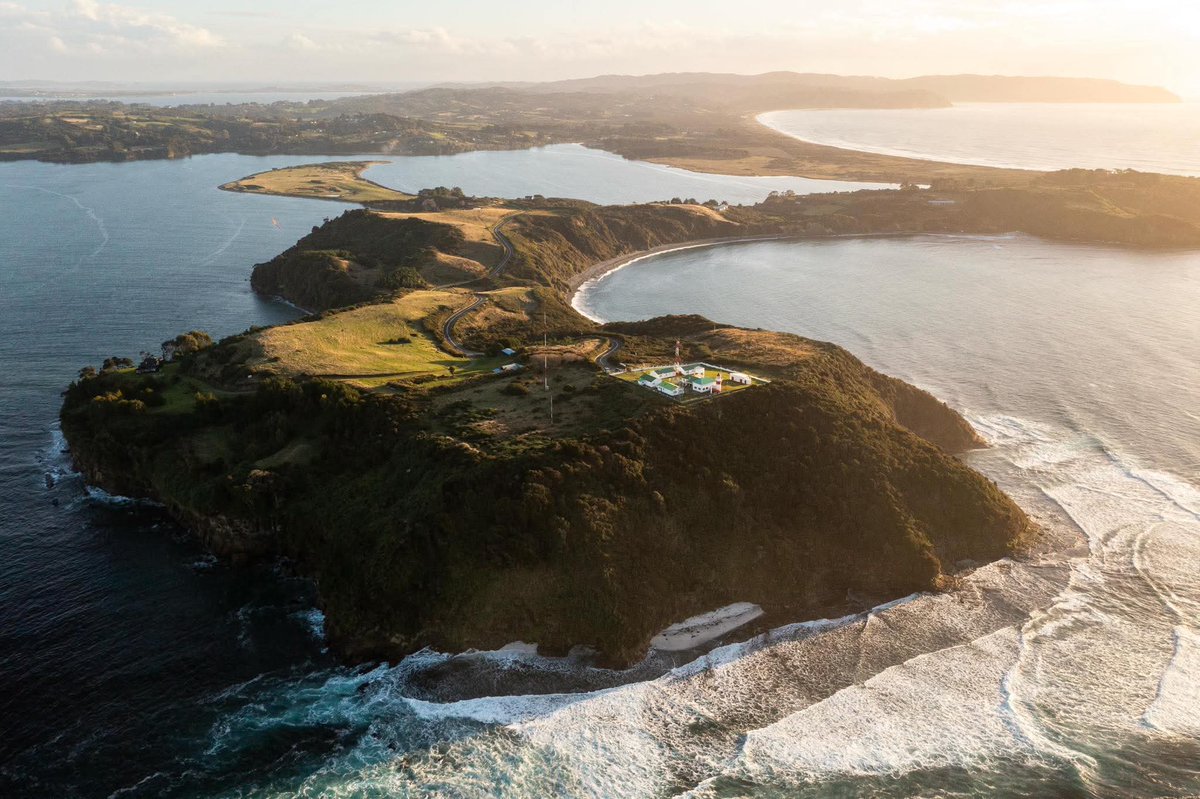 El Faro Corona se ubica a 37 km de la localidad de Ancud en #Chiloe, fue construido por el ingeniero danés Enrique Siemsen y puesto al servicio en 1859, tiene una altura de 9,5 metros y es el segundo faro construido en Chile.