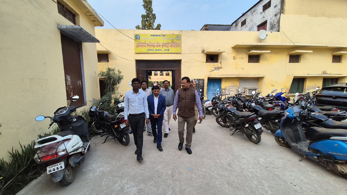 उ०प्र०माध्यमिक शिक्षा परिषद द्वारा जनपद में संचालित हाईस्कूल/इण्टरमीडिएट बोर्ड परीक्षाओं के दृष्टिगत जिलाधिकारी राजेश कुमार पांडेय द्वारा परीक्षा केंदो का निरीक्षण कर व्यवस्थाओं का जायज़ा लिया तथा केंद्र व्यवस्थापकों को शांतिपूर्ण, नक़ल विहीन एवं सुचितापूर्ण परीक्षा हेतु आवश्यक