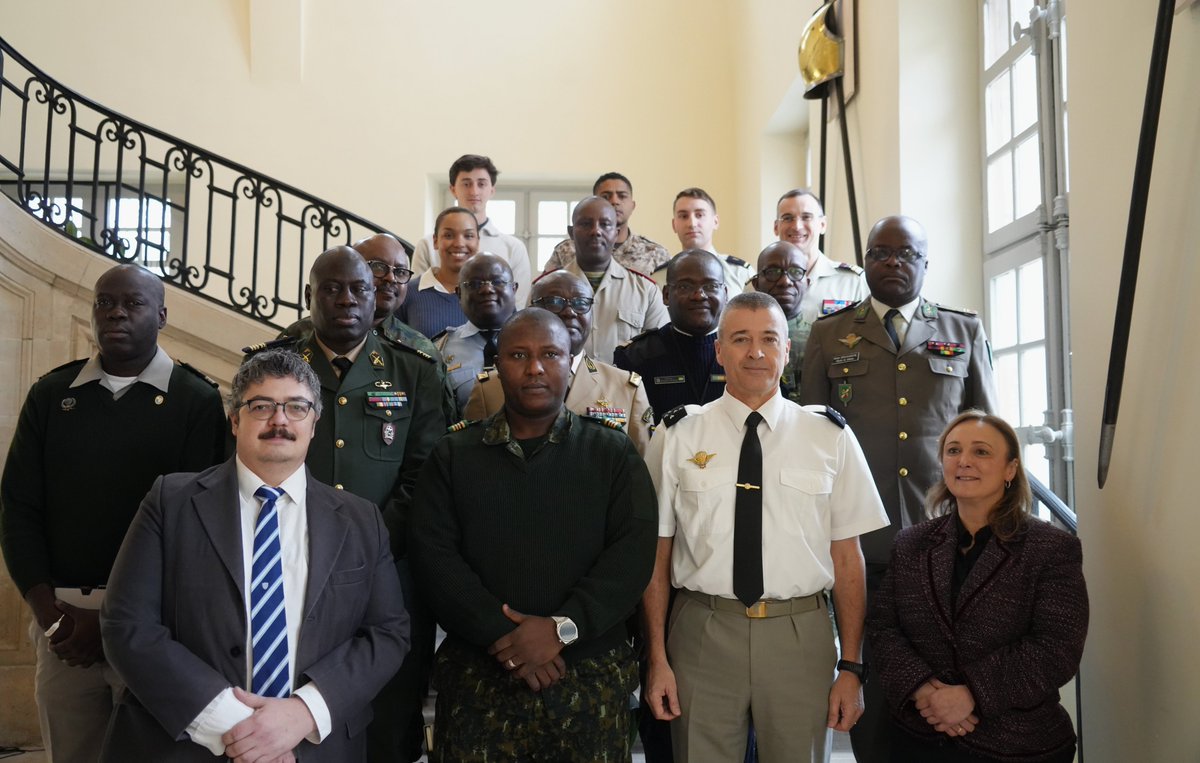 [Musée] Aujourd'hui, le musée a accueilli un groupe de plusieurs militaires du Commandement pour l'Afrique et d’attachés de défense africains venus visiter le musée.

Après un mot d’introduction du délégué national, le général Burkhard, la visite fut l’occasion de revenir avec