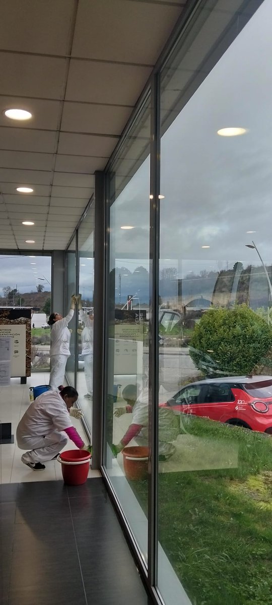 Ya estamos con las prácticas del Curso de limpieza de superficies y mobiliario en edificios y locales, en Hogar 70 y en empresas para las que trabaja Limpiber en #Ponferrada
  El curso forma parte del itinerario prelaboral y está cofinanciado por <a href="/jcyl/">Junta de Castilla y León</a> y Fondo Social Europeo+