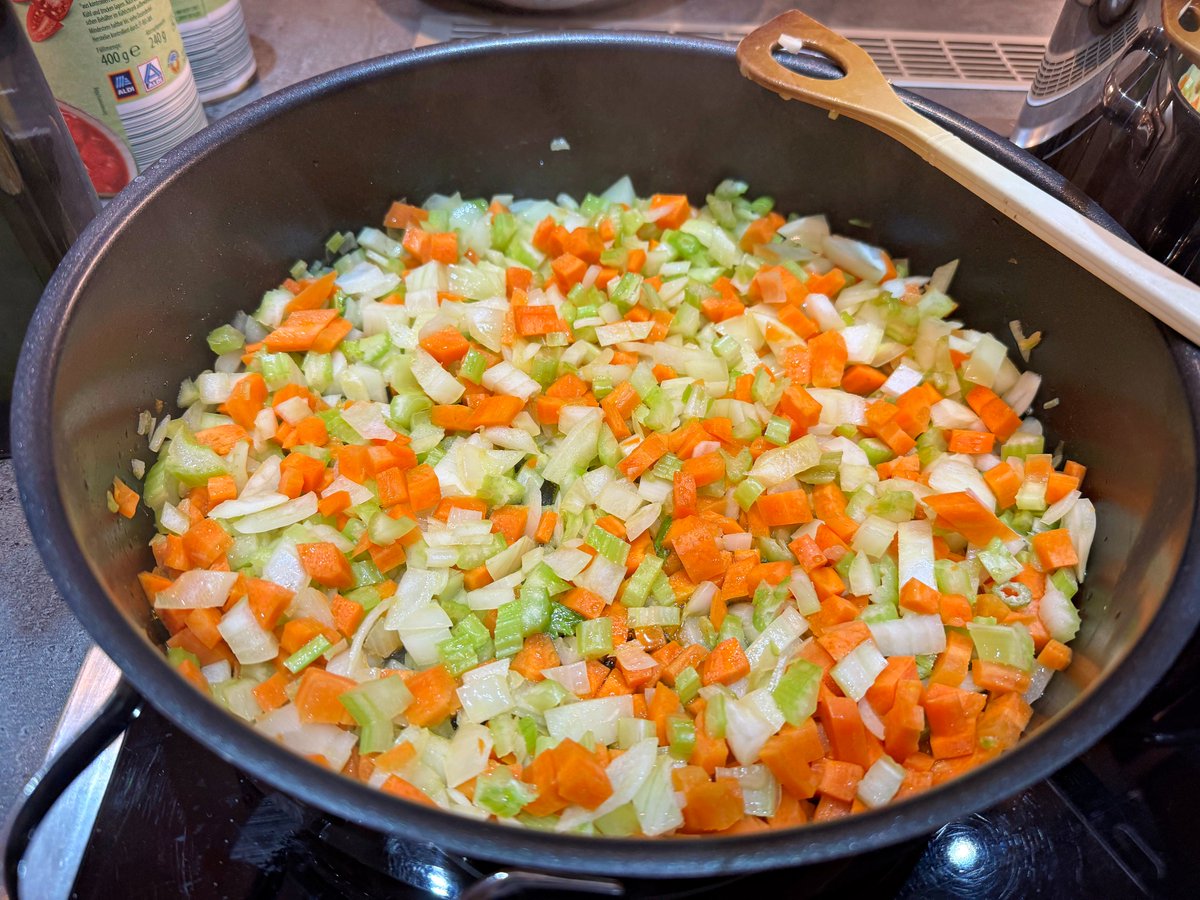 Andreas_SQL's tweet image. Ein italienischer Koch verbreitetedas Rezept, für die "beste Tomatensauce". Zwiebel, Staudensellerie, Karotte, Olivenöl. Später folgen rote Zwiebeln und Knoblauch. Wenig Temperatur und viel Zeit. Spektakulär, nicht rühren, sondern mit Schneebesen draufhämmern.
#erkochtschonwieder