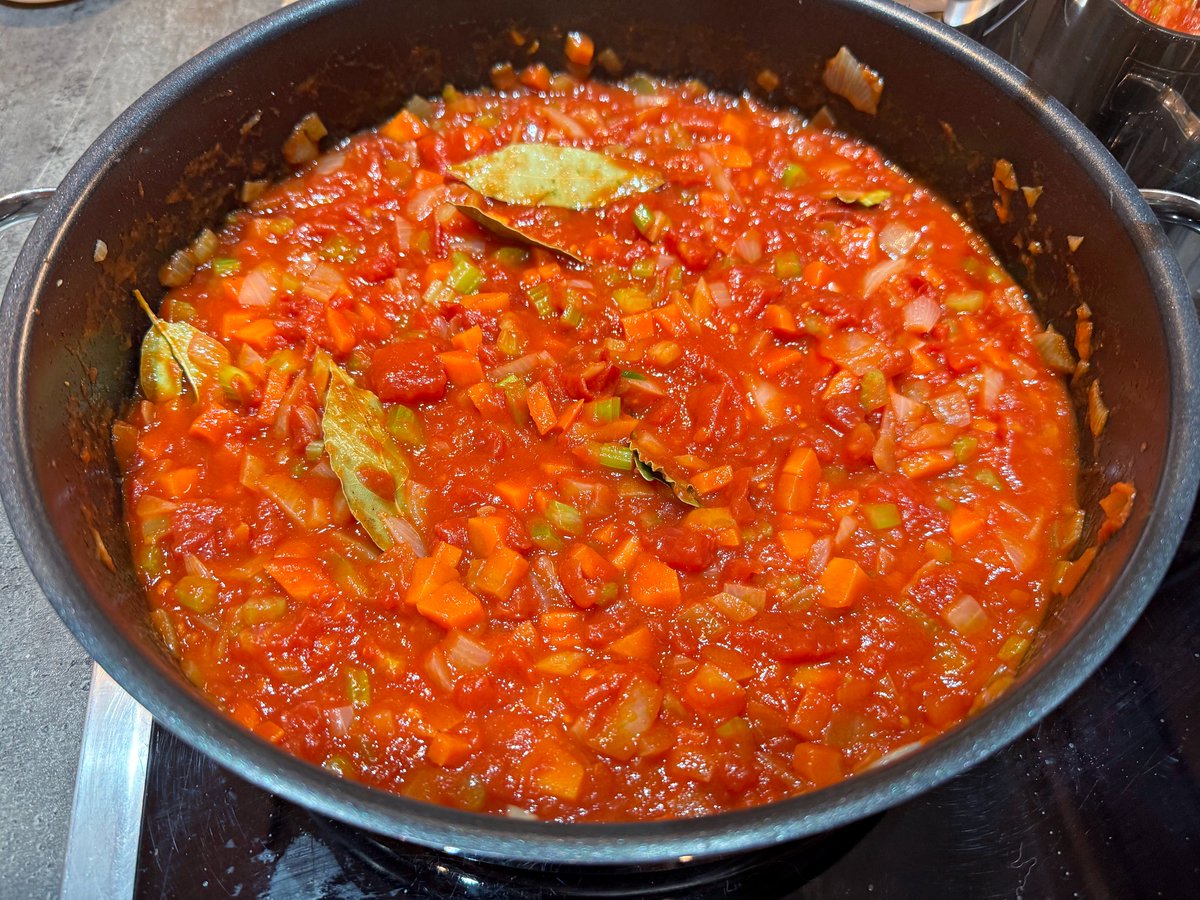 Andreas_SQL's tweet image. Ein italienischer Koch verbreitetedas Rezept, für die "beste Tomatensauce". Zwiebel, Staudensellerie, Karotte, Olivenöl. Später folgen rote Zwiebeln und Knoblauch. Wenig Temperatur und viel Zeit. Spektakulär, nicht rühren, sondern mit Schneebesen draufhämmern.
#erkochtschonwieder