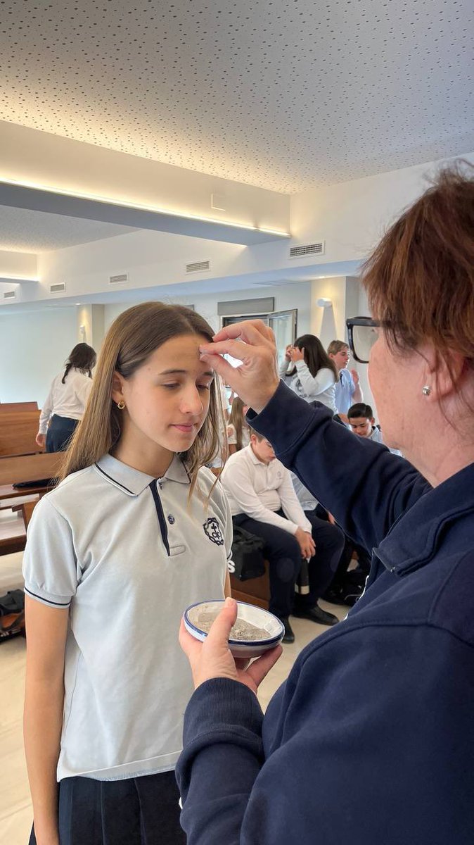 Hoy hemos celebrado en el colegio 🏫 Miércoles de Ceniza, un momento especial para comenzar el tiempo de Cuaresma. Nuestros alumnos 🧒🏻👧🏼 han recibido la imposición de la ceniza ✝️ en un gesto sencillo pero lleno de significado.
«Conviértete y cree en el evangelio».