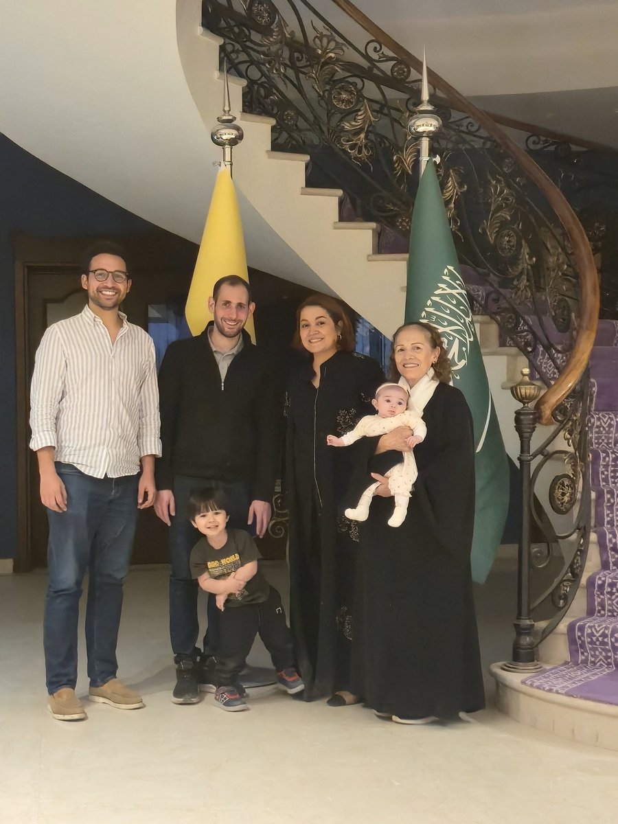 rayanelbarkachi's tweet photo. Dicen que las Embajadas no son necesarias, pero para nuestros compatriotas son los espacios para sentirse felices y en casa. 
Hoy Grace hace historia, la primera Ciudadana Colombiana registrada en nuestra Embajada en 🇸🇦. 
¡Dónde estés, no estás sola ni solo, porque 🇨🇴 NOS UNE! https://t.co/scuMbYvPmf