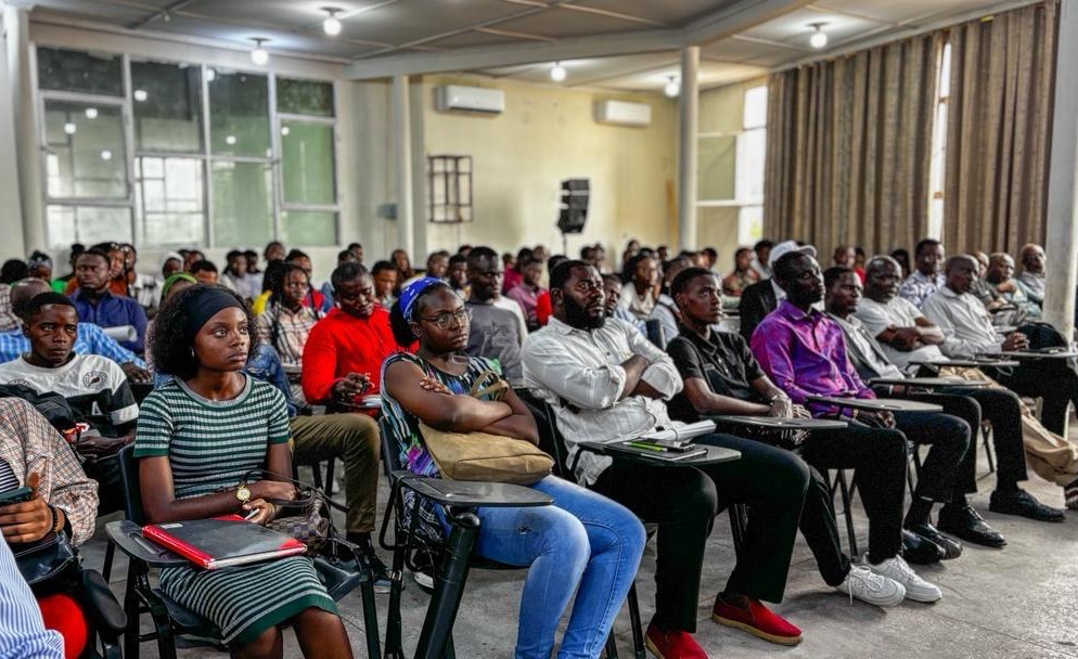 📰#Noticia | Embajada instala Centro Cultural Venezuela en la República Democrática del Congo

La embajadora resaltó que el Centro Cultural servirá como espacio para la enseñanza del idioma español en los próximos meses.

mppre.gob.ve/publicacion/68…