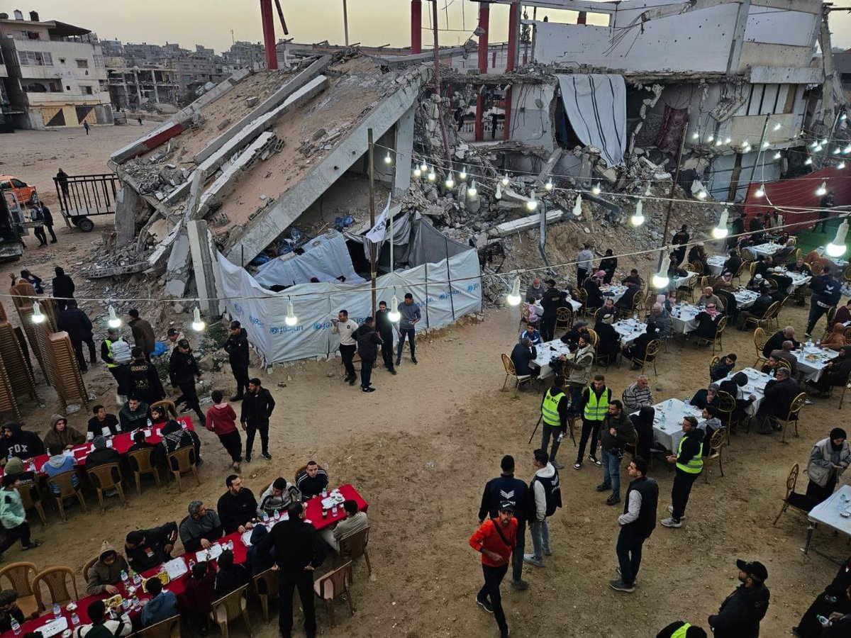 La primera comida "Iftar" (ruptura del ayuno) del mes de Ramadán en Khan Younis, Gaza.

No hay hambruna, ni genocidio, ni nieve, como te hacen creer con sus mentiras y videos de IA.