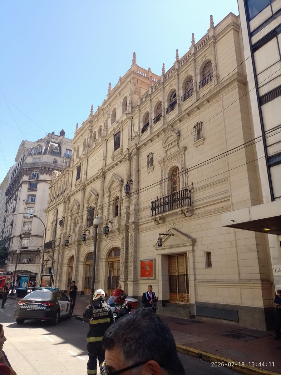 MarceloBaio2's tweet photo. ⛔️Corte total en avenida Córdoba y Cerrito. 
⛔️TEATRO CERVANTES - #CalleLIBERTAD 819
Temblor en el piso 10 de un anexo al teatro Cervantes 
Bomberos trabajando en el lugar. #Umat Informa que son 100 personas evacuadas, ninguno requiere asistencia médica. @RadioDelPlata https://t.co/IxGWOCjEwA