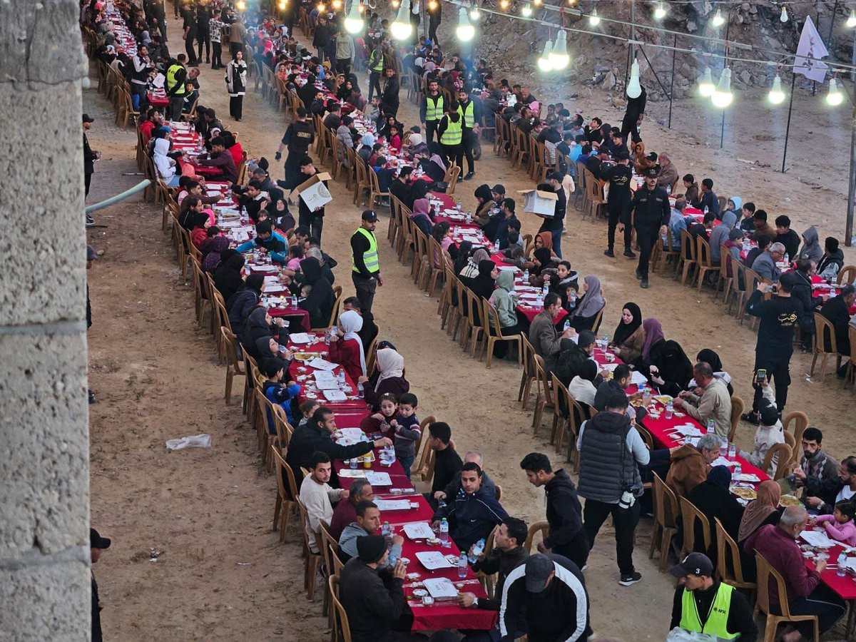 افطار جماعي بخانيونس

اللهم اطعمهم من جوع وآمنهم من خوف ومدهم بقوة من عندك يالله

اللهم غزة واهلها وكل من فيها بودائعك يا رحمن 
..