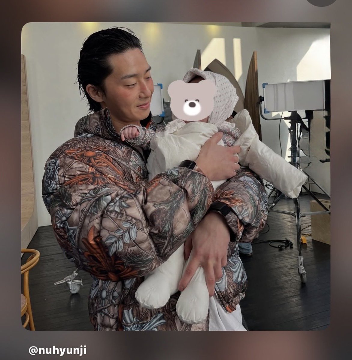 Y99044162's tweet photo. ソジュンssiの優しい眼差し* ❤︎* 
可愛い babyにメロメロな
ソジュンssi
♡(⑉︎• •⑉︎)♡ᔆᵘᵗᵉᵏⁱ♡

 @nuhyunji IGより

nuhyunji Royaから新年のプレゼント〜おじさん〜^^

#パクソジュン
#ParkSeoJun
#박서준 https://t.co/1XeCxMbXGY