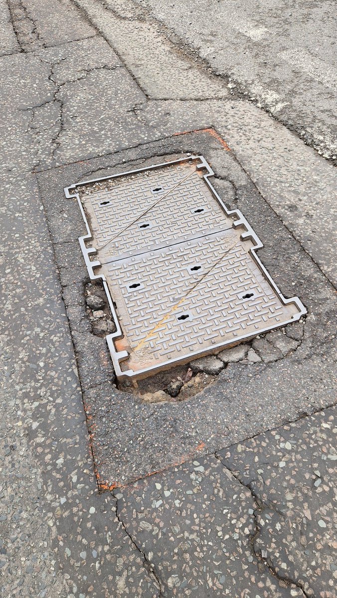simon_corrigan's tweet photo. @SurreyCouncil The defect that needs repairing is this... https://t.co/8bkKJaVQMR