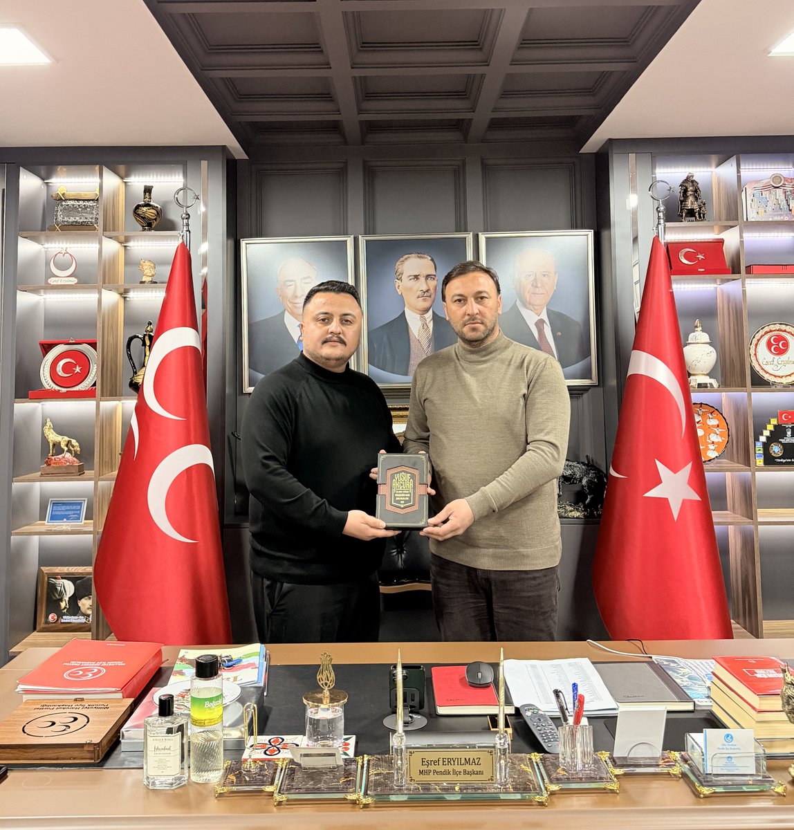 MHPpendik_'s tweet photo. Ülkü Ocakları Pendik İlçe Başkanı Sn. Umut Salih Aktaş, İlçe Başkanımız Sn. Eşref Eryılmaz'ı ziyaret ederek, Ülkü Ocakları Genel Merkezi tarafından özel olarak hazırlanan; Yusuf Akçura’nın “Üç Tarz-ı Siyaset”, “Türkçülüğün Tarihi” ve “Şark Meselesine Dair” eserlerini içeren kitabı takdim ettiler.

Nazik ziyaretleri ve hediyeleri için kendilerine teşekkür ederiz.