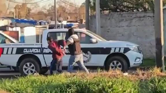 ⚖️ 🇺🇾 120 días de prisión preventiva para Alex Mattos, señalado como uno de los líderes del clan “Los Colos”, que opera en Cerro Norte.
¿La medida? Prisión domiciliaria con tobillera electrónica y después nos preguntamos por qué la gente no denuncia. Por qué no confía, por qué