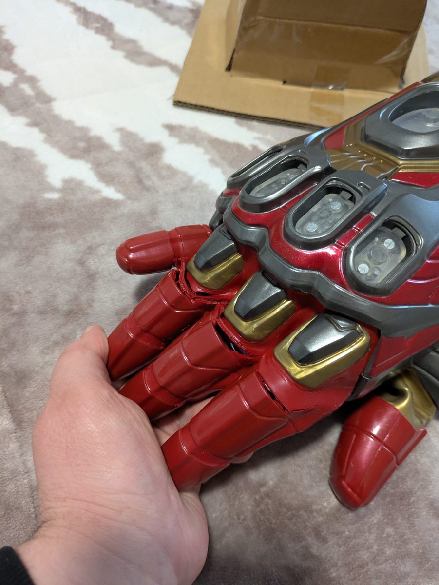 Tropper43's tweet photo. Esta es la calidad que dais a vuestros productos de 125€? Era un regalo de cumpleaños muy esperado con mucha ilusión y ha sido una completísima decepción 😞😞😞  que vergüenza de producto @Hasbro @HasbroGaming_es @hasbrofans_es https://t.co/VBVNWGZGlD