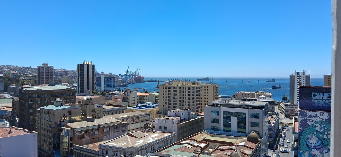 Son las 14:30 horas de este miércoles 18 de febrero de 2026 y en la bahía de Valparaíso se aprecian varios veleros