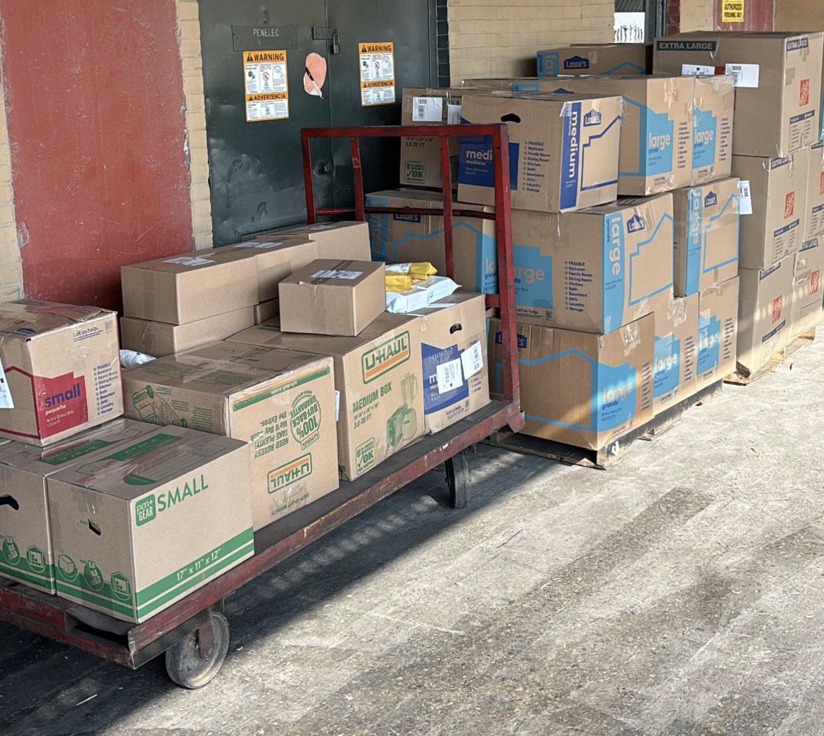 Looking for sellers &amp; E-commerce businesses of ALL sizes and models to lock in with on fulfillment this year! 

Over 25,000 sq ft, loading docks, and forklifts!

Turning around 1000s of units daily has us very low on work to do! 

Hit us up for 24-48 hour max turnaround and solid