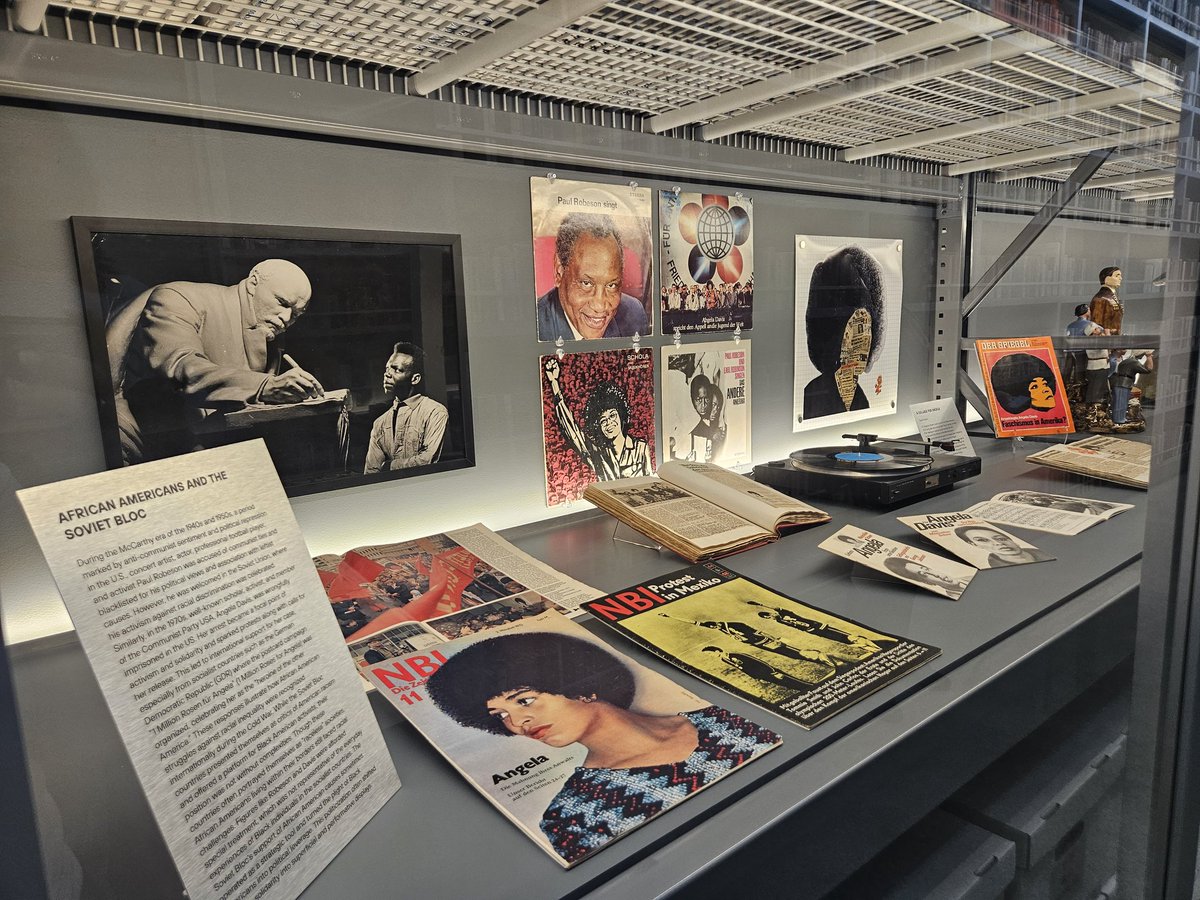 yello_lemonade's tweet photo. curator/artist checking in 😌 https://t.co/k3ftzvHjaC