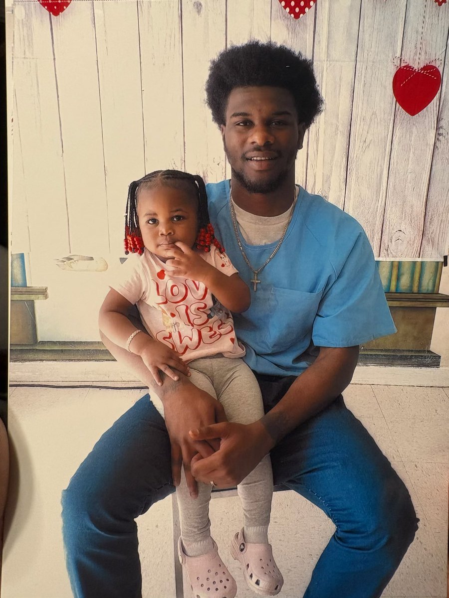 BIGkBLEACH's tweet photo. I got to spend valentines with my baby girl I love you Da’Sanii 💙 https://t.co/JhbXCFy7OH