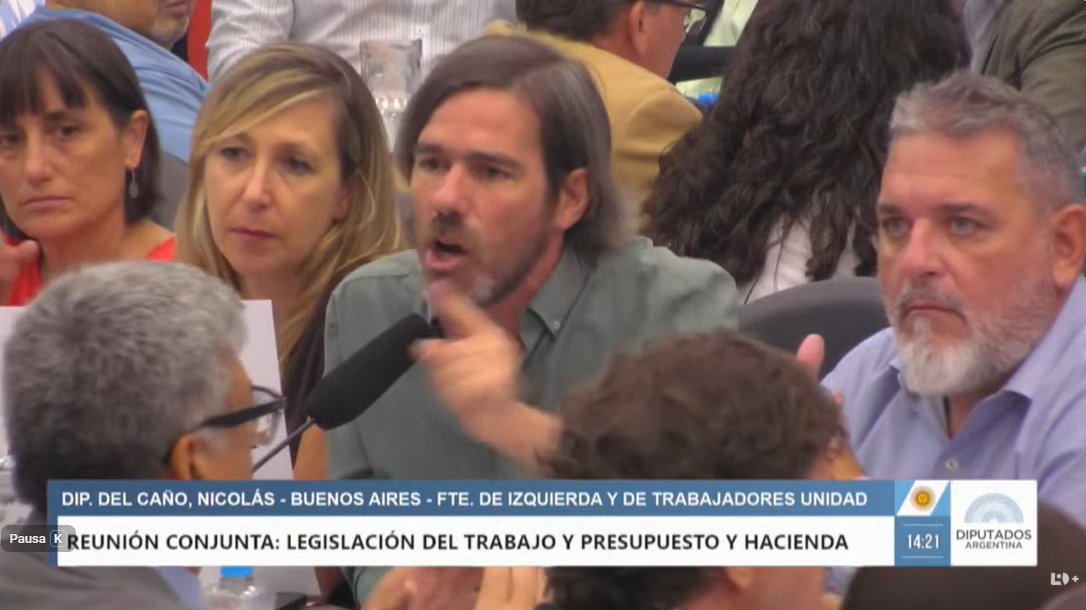 Fte_Izquierda's tweet photo. 🏛️ En la Comisión que debate la reforma laboral, @NicolasdelCano  se la picanteó a los libertarios que vienen defendiendo un proyecto claramente antiobrero.

¨Se pisotean conquistas históricas de la clase trabajadora. La están tratando de manera atropellada para que la gente no se entere de lo que realmente implica. Algunos admiten que ni siquiera leyeron que le iban a recortar hasta el 50% del salario a personas que están atravesando enfermedades graves como el cáncer.

¿A qué le tienen miedo? ¿Por qué no quieren debatir en serio? No sé de qué te reís. Vos hacés tus vacaciones en Miami con tus hijos, pero a los laburantes que apenas pueden irse unos días a la costa les querés sacar hasta eso. Así que no me vengas a agitar¨, dijo.