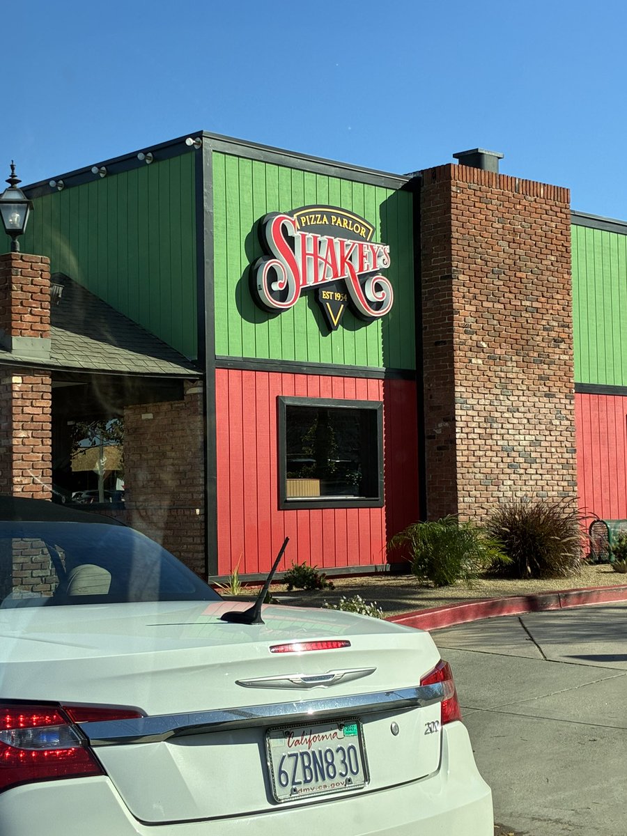 Visiting LA and got the jump scare of my life turning the corner and seeing Shakey’s. May need to make a stop <a href="/BillSimmons/">Bill Simmons</a> <a href="/rBillSimmonsPod/">The r/BillSimmons Podcast</a> <a href="/TheCousinSal/">Cousin Sal</a>