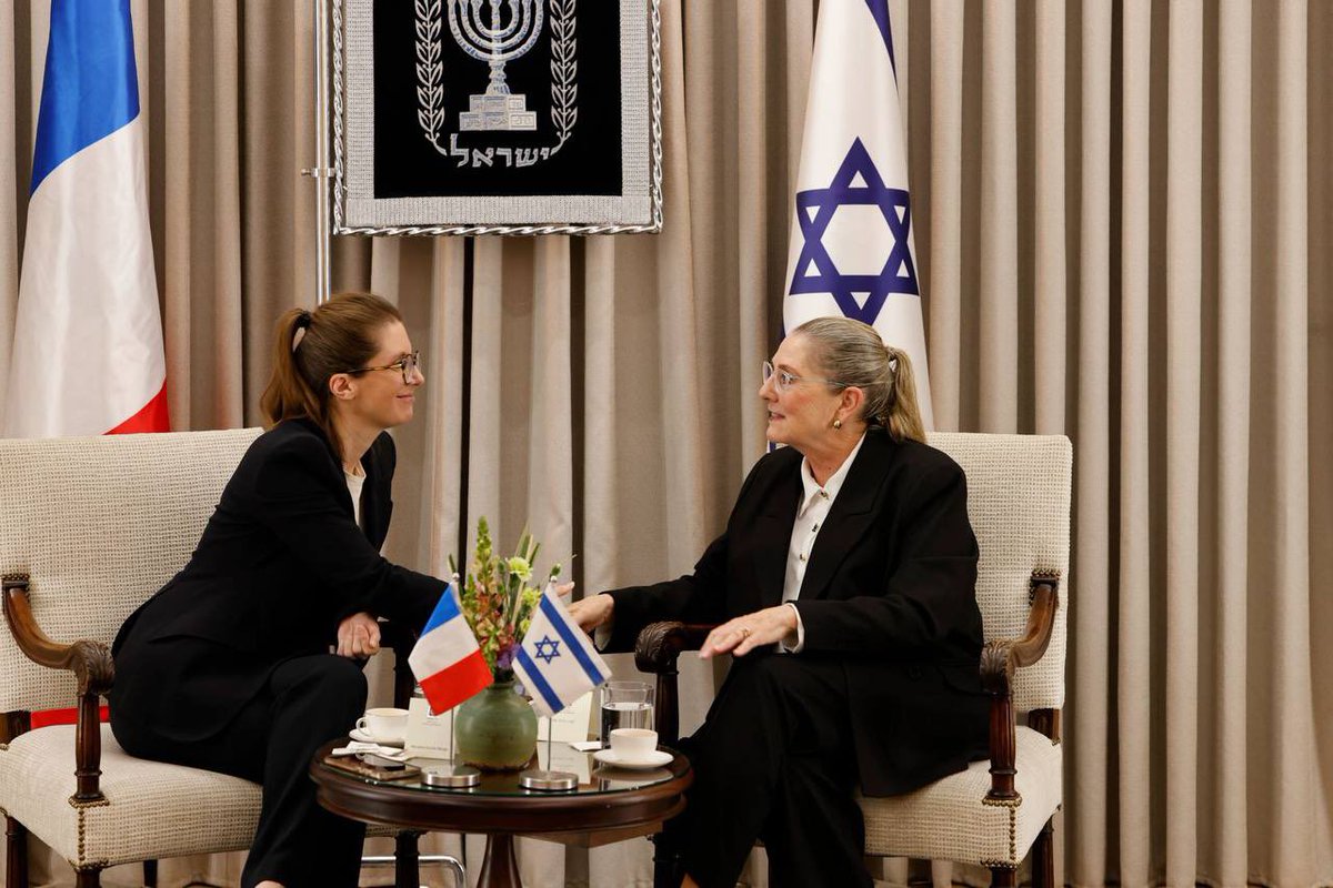 auroreberge's tweet photo. Aux côtés de la Première Dame de l'Etat d'Israël, Michal Herzog, une grande humaniste qui n'a eu de cesse d'être aux côtés des familles et des survivants du 7 octobre.

Nos combats face à l'antisémitisme et face aux violences sexuelles nous rassemblent. https://t.co/CYFeEf5dGw