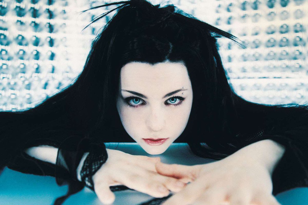 old women at my work are always trying to tell me that black hair looks horrible on me because i’m pale. bitch i’m trying to serve amy lee u just don’t get it.