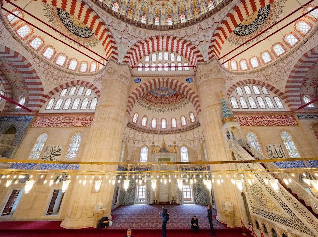 Bugün, mimarlık tarihimizin zirvesi, medeniyetimizin mührü olan Selimiye Camii’nin titizlikle yürütülen restorasyon sürecinin tamamlanarak yeniden ibadete açılmasının gururunu yaşıyoruz.

İkindi ve akşam namazlarıyla birlikte kapılarını yeniden açan bu eşsiz eser, Ramazan-ı