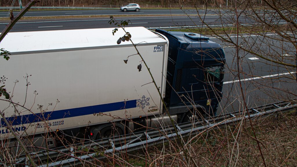 Auto en vrachtwagen botsen op de A4 bij Bergen op Zoom
