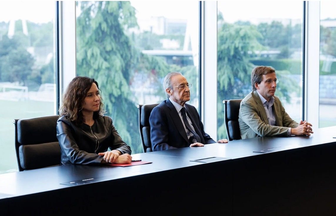 En el centro: El que manda en Madrid.

A sus lados: Sus secretarios.