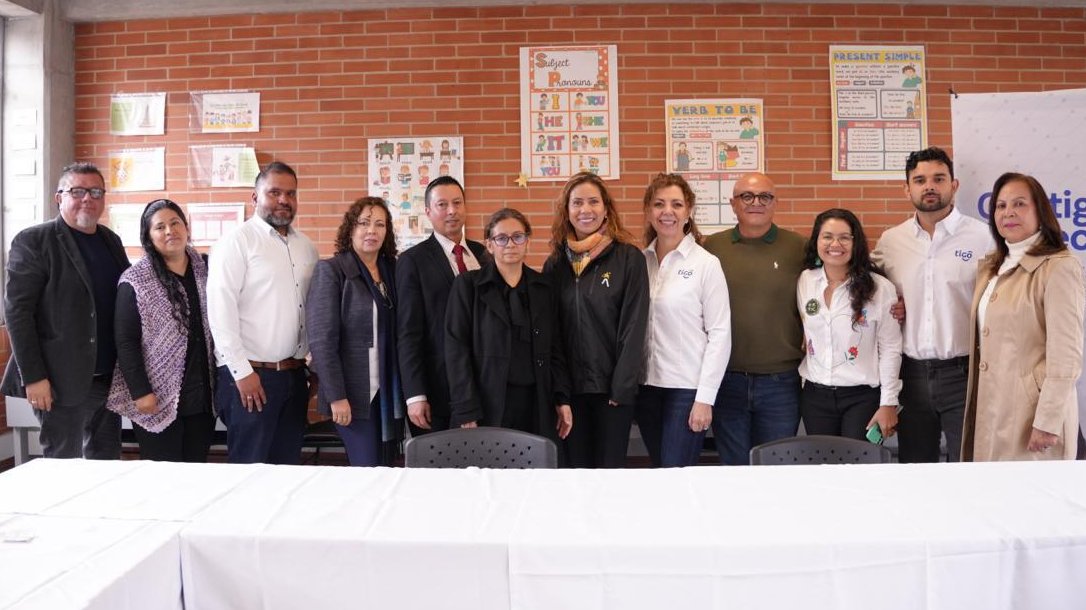 ConsejeriaTIC's tweet photo. Nos reunimos con rectores de Instituciones Educativas de Engativá y dialogamos sobre sus iniciativas en formación virtual. Establecimos sinergias para implementar con nuestros aliados y fortalecer las competencias digitales de docentes y estudiantes. 

Iniciaremos con la oferta académica de la alianza con @TIGO_Colombia y se ampliará a 12 localidades.