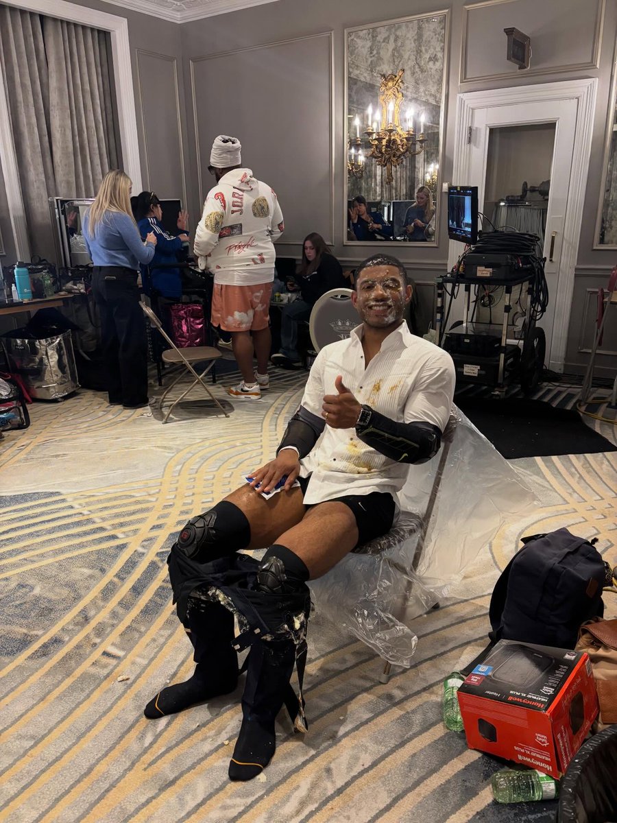 hulutellmelies's tweet image. Branden Cook is hot!

#TellMeLies #Season3