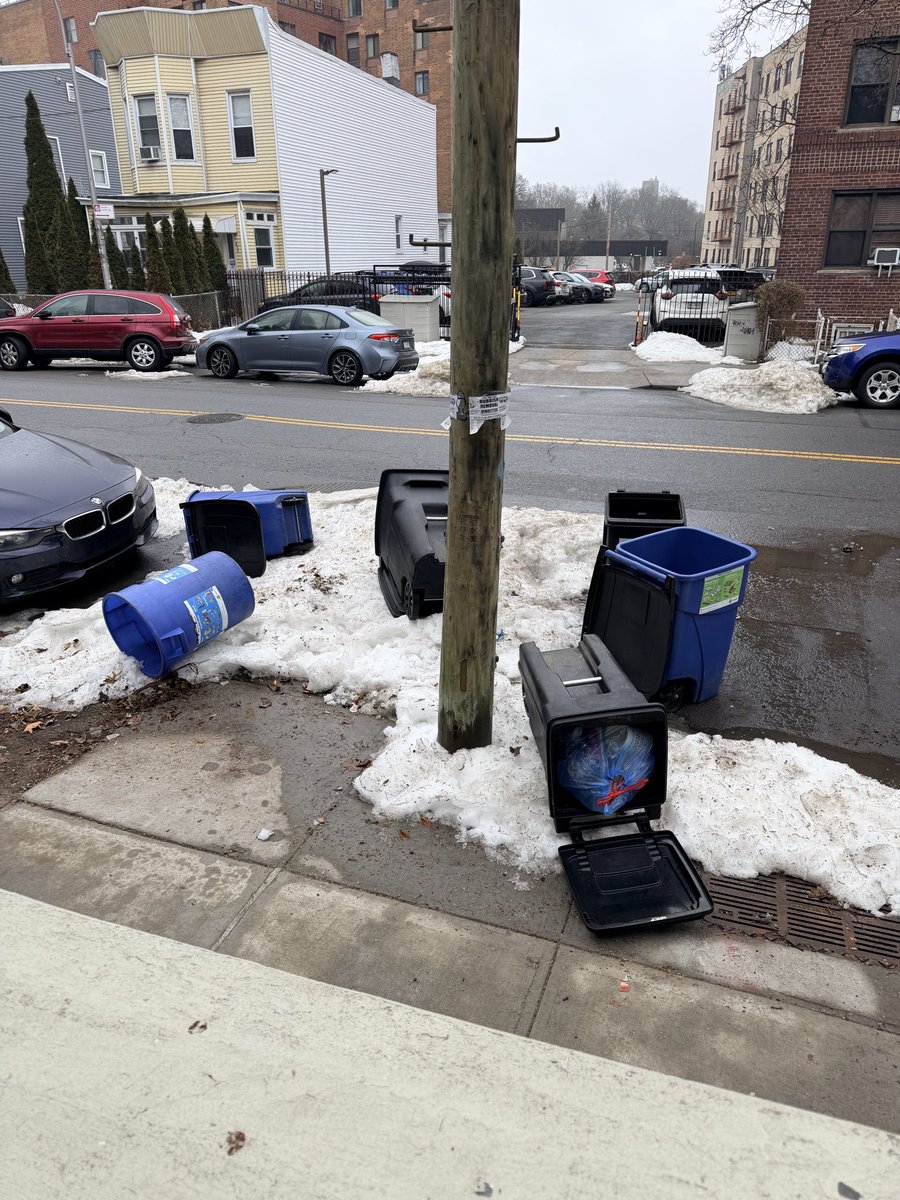 DrDAaaVe's tweet photo. @MayorMamdani @NYCSanitation Try a little harder? Maybe some accountability? Everyone has to do their part to keep the city clean but it does not help when the dept of sanitation doesn’t do their job. At least pick up all the garbage/recycling. Probably need to hire more  people. https://t.co/5V2G9dzfCe