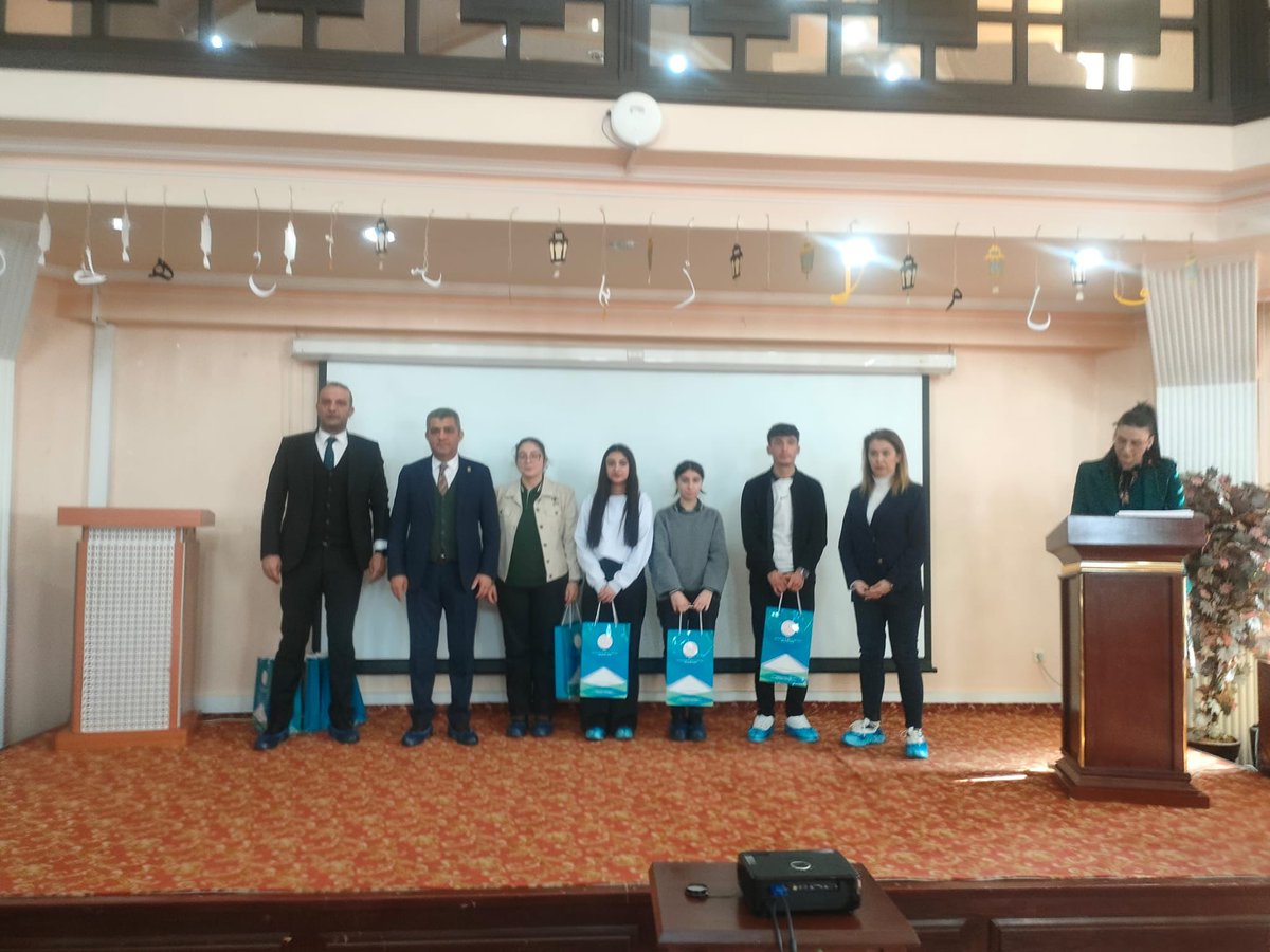 MemNarman's tweet photo. “KORKMA! GENÇLİĞİN RUHU BURADA” temasıyla  liseler arasında düzenlenen Bilgi Yarışması İl Finalinde Okulumuz Narman Anadolu Lisesi  il ikincisi olmuştur.
Öğrencilerimizi ve emeği geçen öğretmenlerimizi ve okul yönetimimizi tebrik ediyor, başarılarının devamını diliyoruz. https://t.co/t8jNXjh235