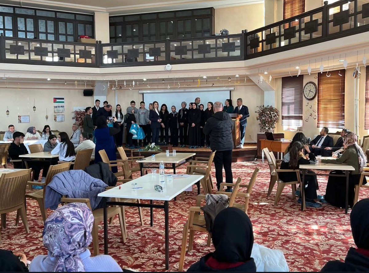 MemNarman's tweet photo. “KORKMA! GENÇLİĞİN RUHU BURADA” temasıyla  liseler arasında düzenlenen Bilgi Yarışması İl Finalinde Okulumuz Narman Anadolu Lisesi  il ikincisi olmuştur.
Öğrencilerimizi ve emeği geçen öğretmenlerimizi ve okul yönetimimizi tebrik ediyor, başarılarının devamını diliyoruz. https://t.co/t8jNXjh235