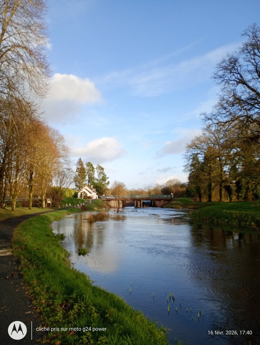 ThiChaplain's tweet image. Bon c'était lundi en fin d'après-midi et il n'est pas resté longtemps depuis c'est de la flotte en continu. Un #pont entre #Laniscat et Sainte Tréphine est sous le #Sulon (un affluent du #Blavet). Certains champs et pâtures sont sous les différents cours d'eau du #KreizBreizh