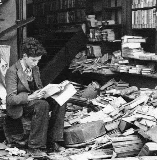 📖 "Es lo que lees cuando no tienes que hacerlo, lo que determina lo que serás".

🖋 Oscar Wilde
