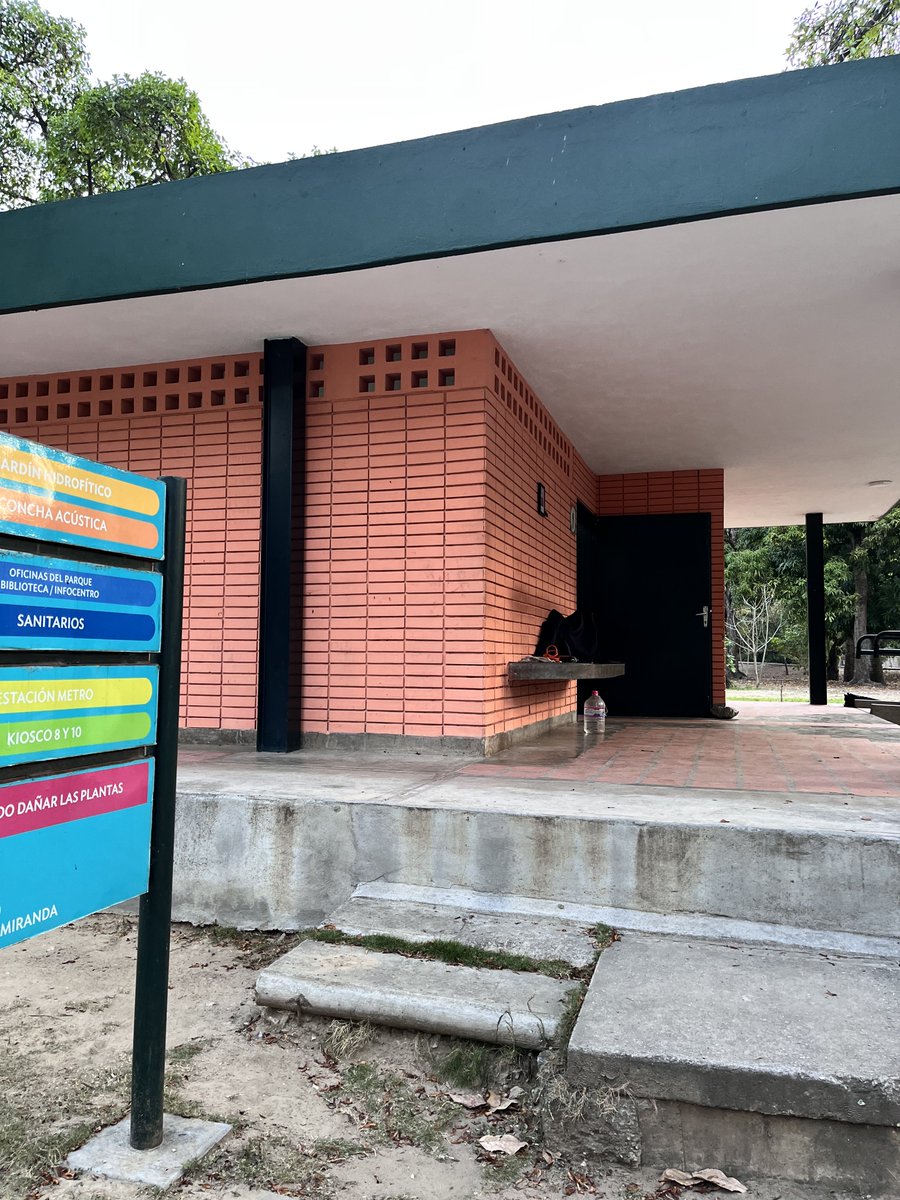 escovargabriela's tweet image. Este es el baño 6 del parque del este, tiene casi 2 años fuera de servicio. Compraron la bomba q hace falta, pero la dejaron perder. 

Los corredores q se bañan allí le ofrecieron a ⁦@InparquesVzla⁩ costear el arreglo. Le dijeron NO. 

Ni lavan ni prestan la batea.