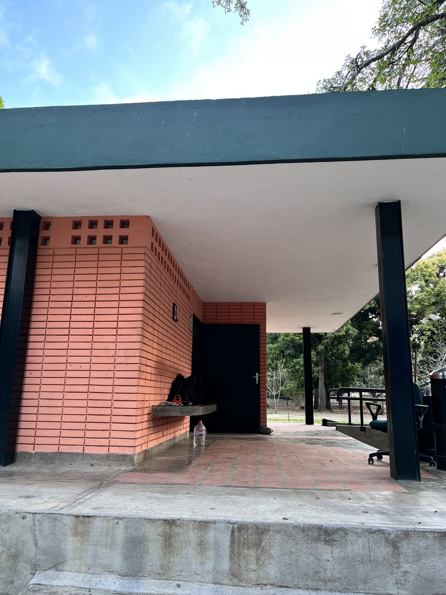 escovargabriela's tweet image. Este es el baño 6 del parque del este, tiene casi 2 años fuera de servicio. Compraron la bomba q hace falta, pero la dejaron perder. 

Los corredores q se bañan allí le ofrecieron a ⁦@InparquesVzla⁩ costear el arreglo. Le dijeron NO. 

Ni lavan ni prestan la batea.