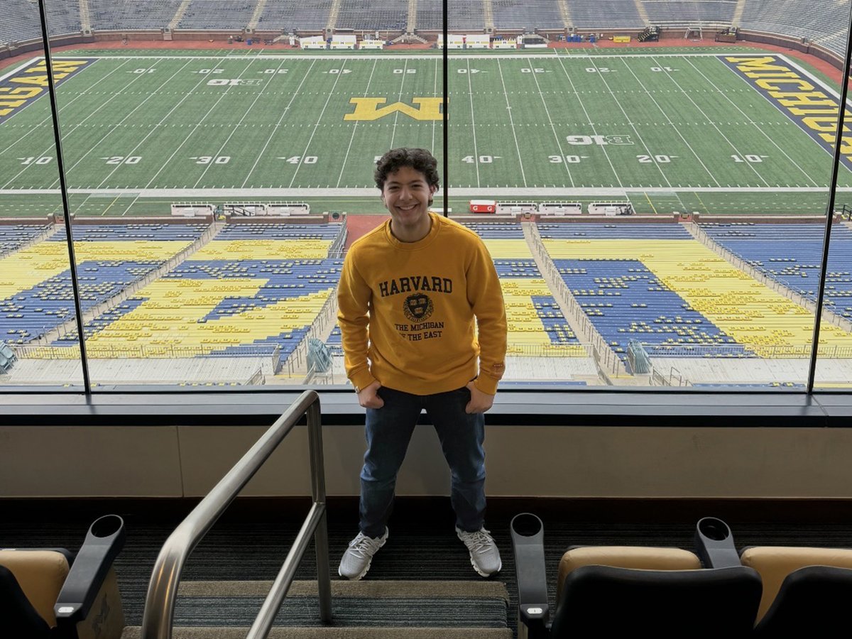 NDPMA's tweet photo. ALUMNI, JAZZ AND THE RHYTHM OF RETURNING: Future surgeon George Moussa NDP’24 reflects on music, mentorship and returning to the Notre Dame Prep stage. Check out his story at https://t.co/fsjWIGZAfE
#NotreDamePrep #NDPAlumni #PrepPride #AlumniConnect #CommunityThroughMusic #JazzConnections #BigBandTradition #BigBandDinnerDance #ReturnToMusic #MentorshipMatters #MusicEducation