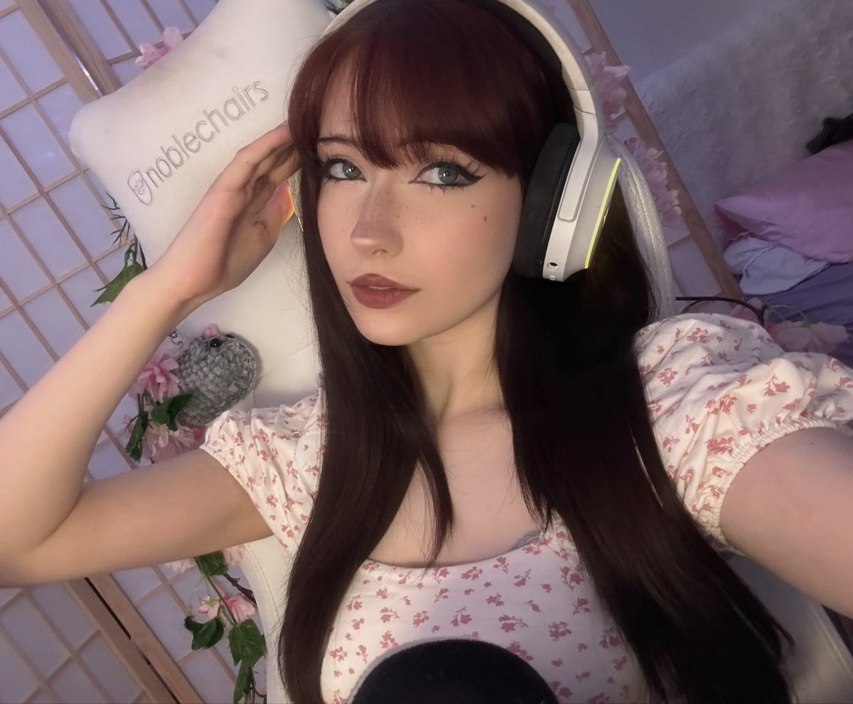 Satakara69's tweet photo. league girls are so pretty🥰 https://t.co/PbsfCzzWtt