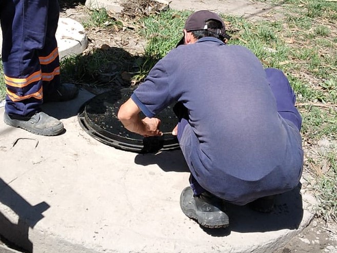 🚧 Hoy temprano, con actividad en zona norte: Los Manzanos al 4.800.

👷⛏️  Una de nuestras cuadrillas trabajó en el lugar fijando una nueva tapa, componente del sistema cloacal cuyo circuito concluye en la Estación Depuradora de Aguas Residuales, en el Km 506 de Ruta 11.
