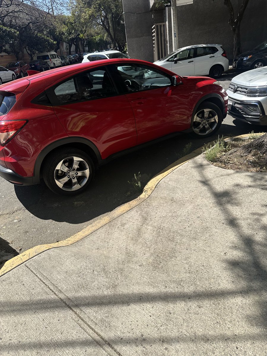 alevazro's tweet photo. @TlalpanAl Buenos días. En cruce de calles Juan de Dios Batiz y Tepepan, en la col Toriello Guerra los coches no respetan las 4 esquinas ni las rampas para personas con discapacidad. Urgen que la grúa accione con esos vehículos. https://t.co/5P6RNtoUO8