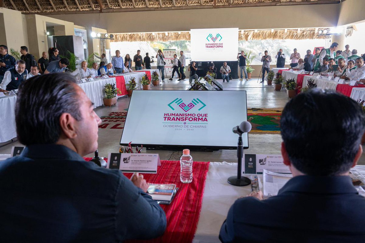 ramirezlalo_'s tweet photo. En Tapachula, llevamos a cabo la Reunión de Políticas de Salud y Movilidad Humana Zona Sur. En Chiapas tenemos un compromiso con las personas en contexto de movilidad, por lo que implementamos acciones para fortalecer el tema social y de salud. Estamos trabajando de manera muy coordinada con el gobierno federal, y por ello nos alineamos a las políticas humanistas de nuestra presidenta Claudia Sheinbaum Pardo. Para el gobierno de la Nueva ERA, son prioritarios los trabajos que hacemos en la Frontera Sur en beneficio de las personas en movilidad.