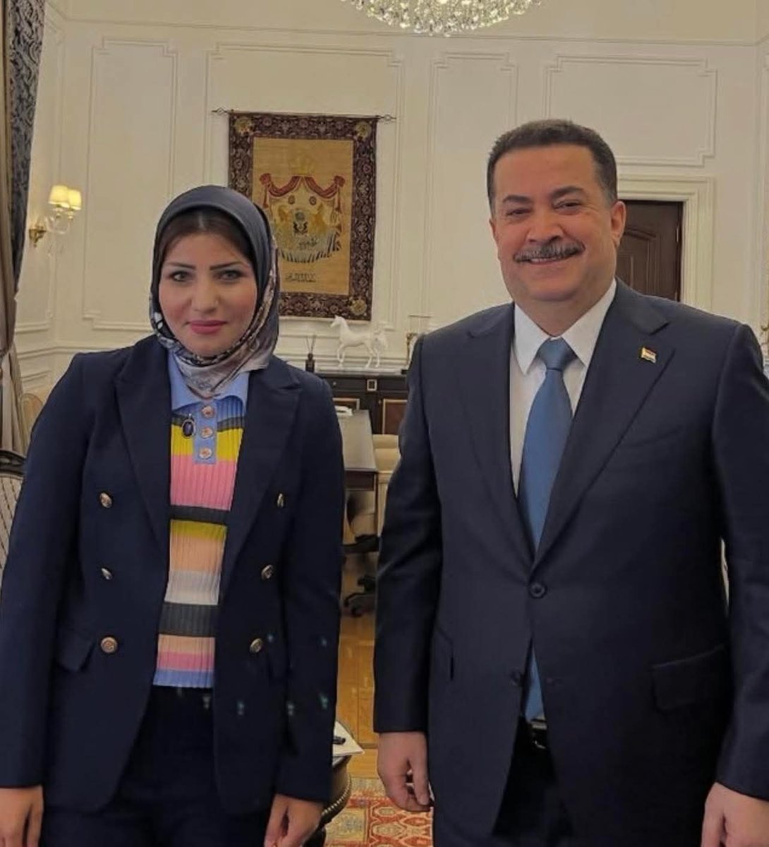 المصممة "بانا الجميلي" صاحبة فكرة اعلان الجواهري  
انا اگول هالابادع ما يجي من فراغ 😏