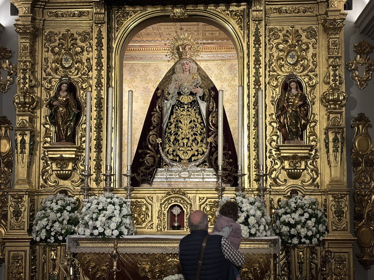 Un abuelo y su nieta en una sevillana tarde de Cuaresma