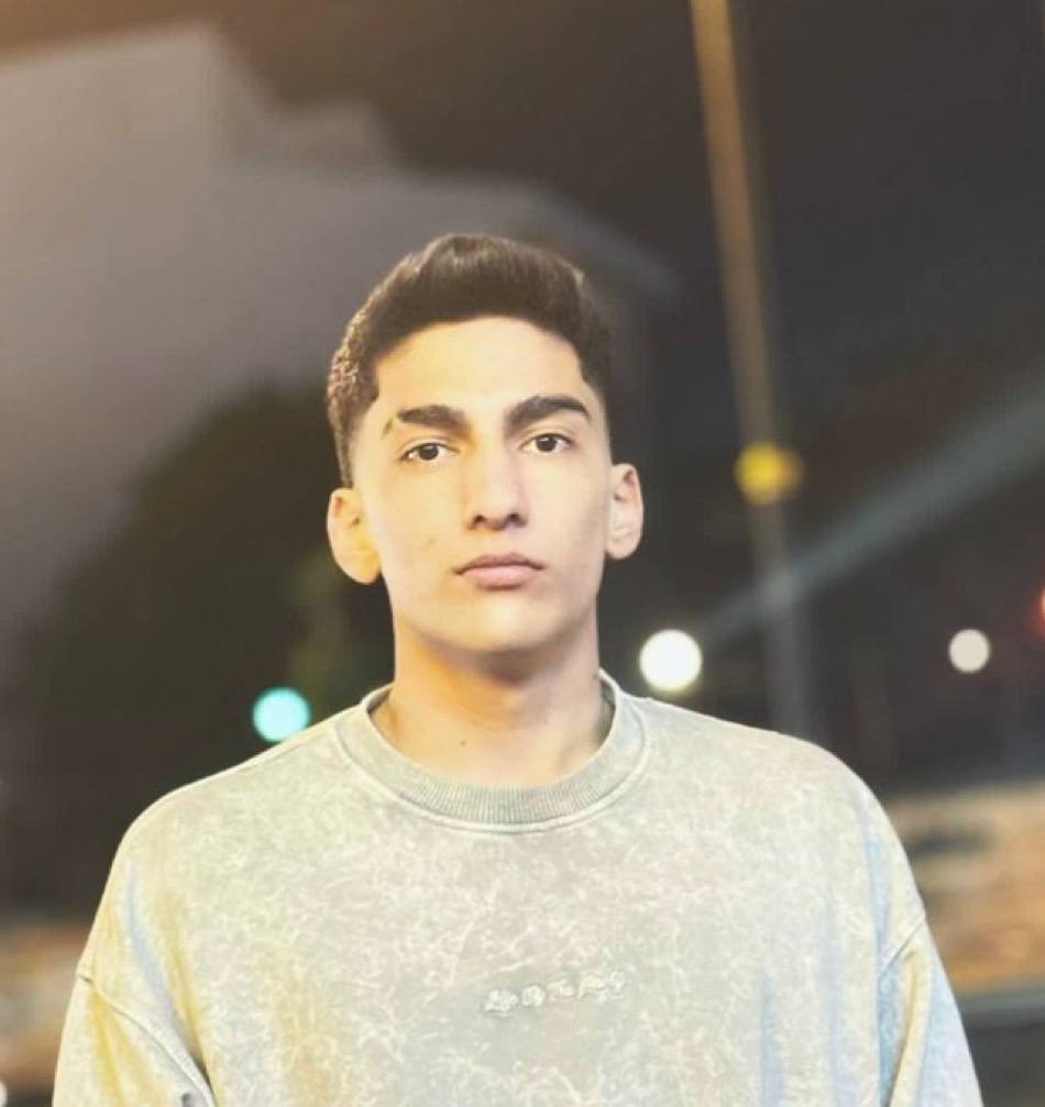 ❗در خطر جدی اعدامه لطفا صداش باشید براش توییت بزنید تعداد توییتاش کمه
URGENT: #Mohammad_Afchangi
Mohammad Afchangi, 18, has been arrested in Rasht and has received a moharebeh (enmity against God) charge
Please be his voice.
#IranMassacre #StopExecutionsInIran
<a href="/hrw/">Human Rights Watch</a> <a href="/CNN/">CNN</a> @amensty